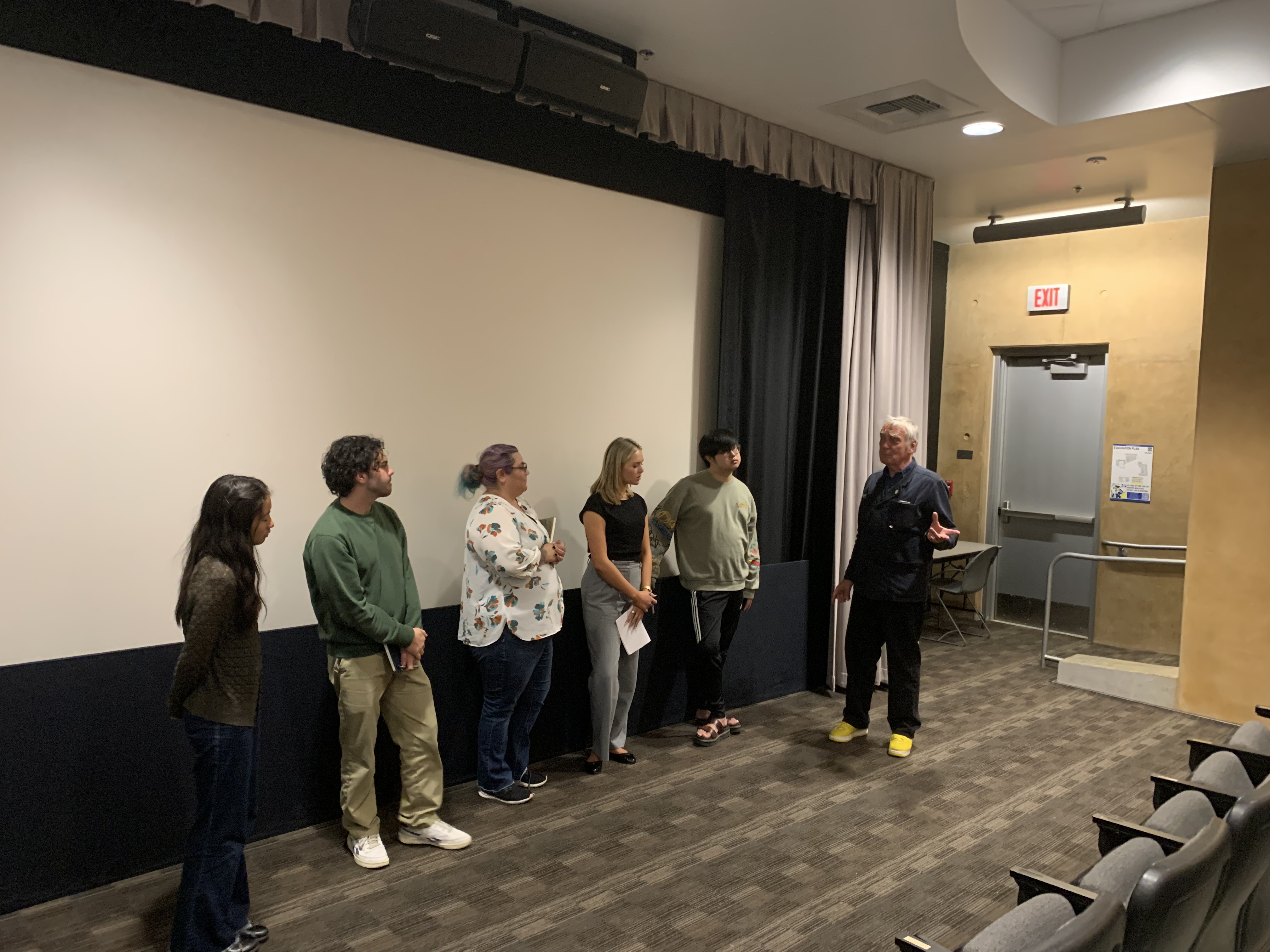 Jord den Hollander talks with students.