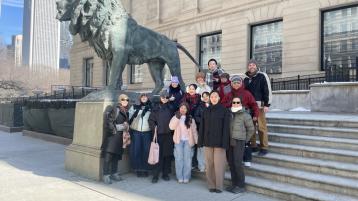 Art History Social Hour students stand in front of the Chicago Art Institute.