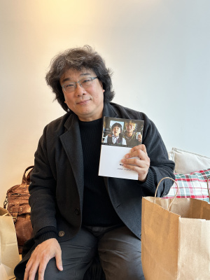 Bong Joon Ho holding book